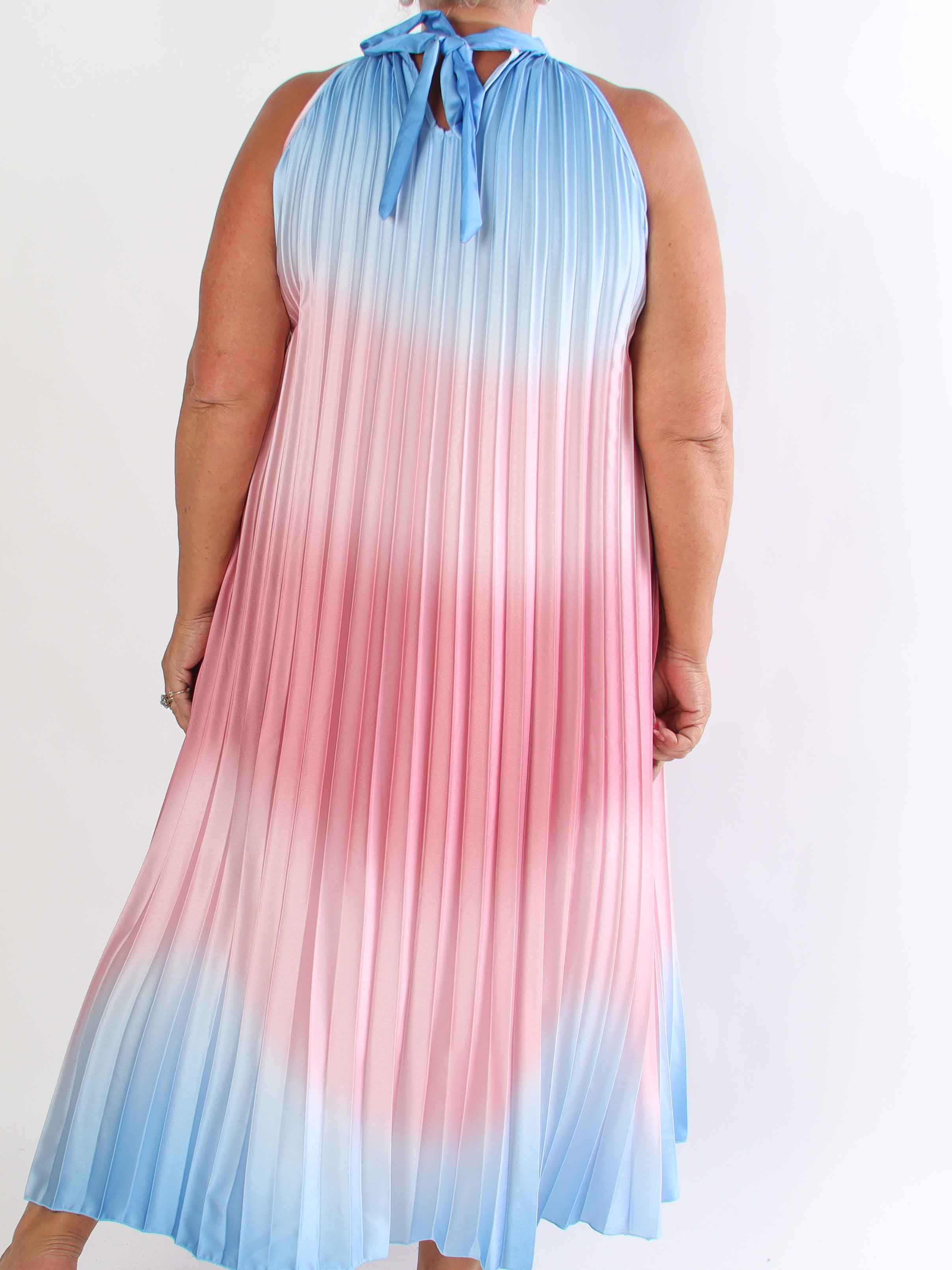 Madison Batik - Lang plus size plisseret kjole med batikmønster og en fin sløjfedetalje